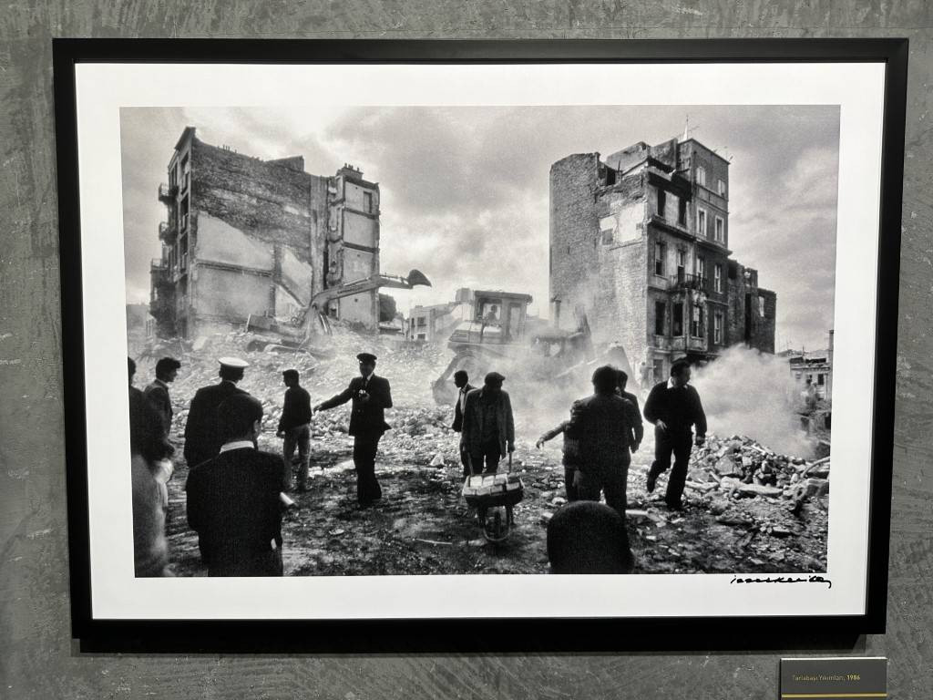 İzzet Keribar'ın "Efsunlu Şehir" sergisi sanatseverlerle buluştu - Resim: 7